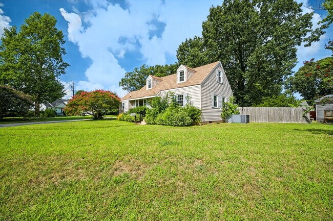 Building Photo - RARE FIND-4 BEDROOMS, 2 BATHROOMS, FENCED BACK YARD and GARAGE-PETS!!