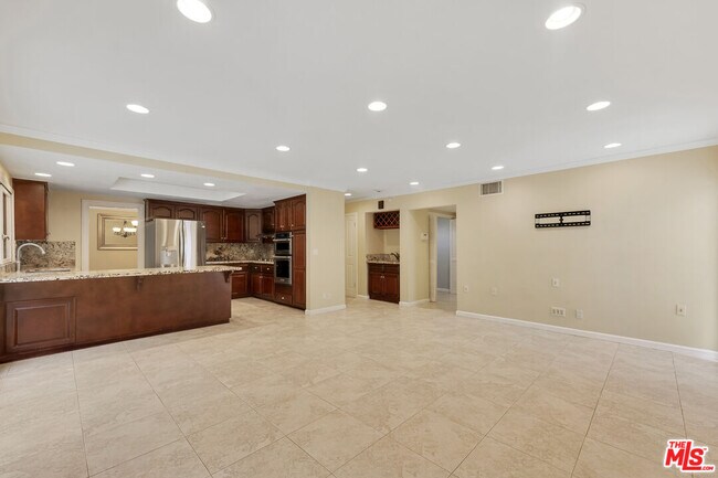 Building Photo - 11040 Salt Lake Ave