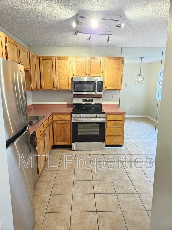 Building Photo - 1636 Hunters Trail