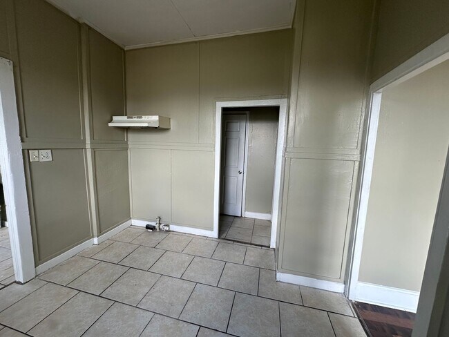 Building Photo - 3 bedroom, 1 bathroom Home NOW AVAILABLE!