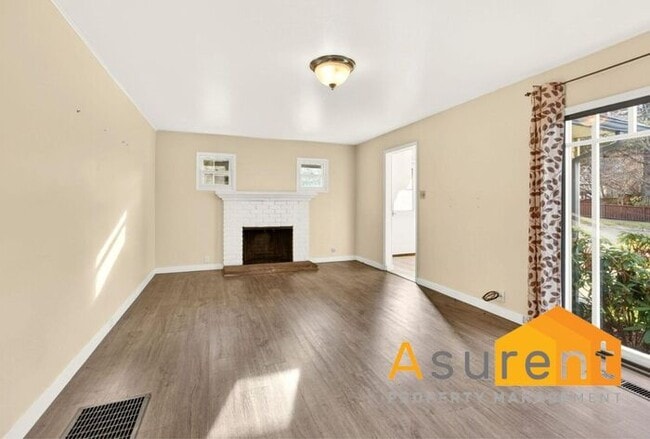 Building Photo - Great Duplex Available Now!