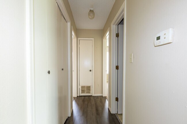 Building Photo - 1421 W Lillian St
