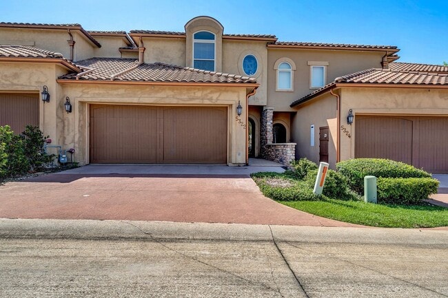 Building Photo - Gorgeous Townhome in The Villas of Hollytree!