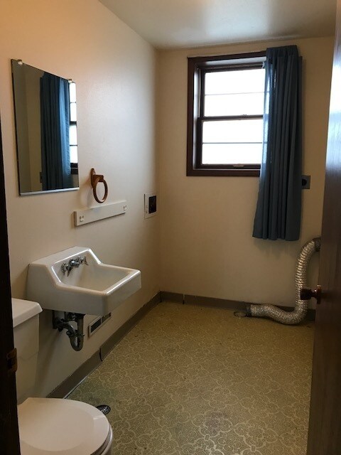 Building Photo - 3 Bedroom Duplex w/Garage in north-central Ames