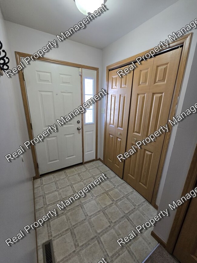 Building Photo - Spacious Three Bedroom Townhome