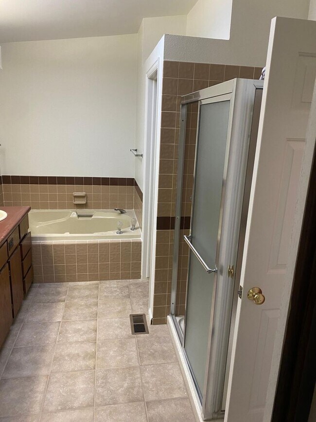 Building Photo - Fantastic 3 bedroom, 3 bath, 2 car garage ...