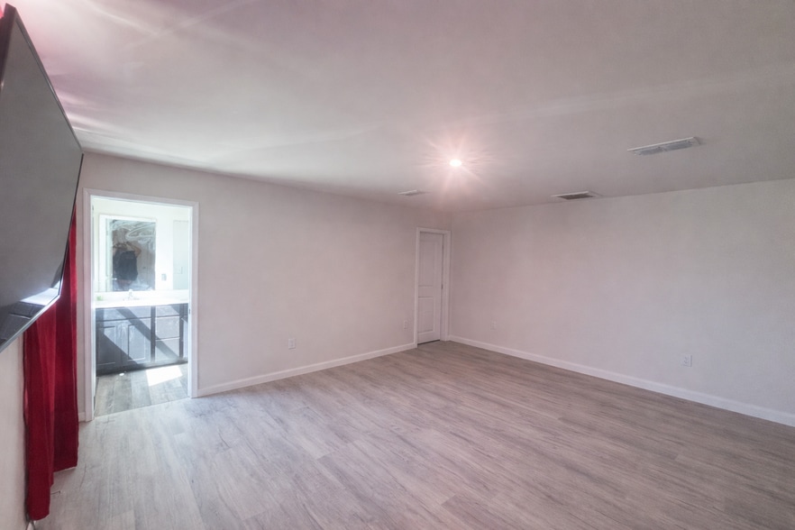 Building Photo - Room in House on Browband St