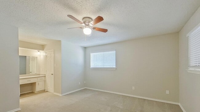 Building Photo - MOVE IN READY