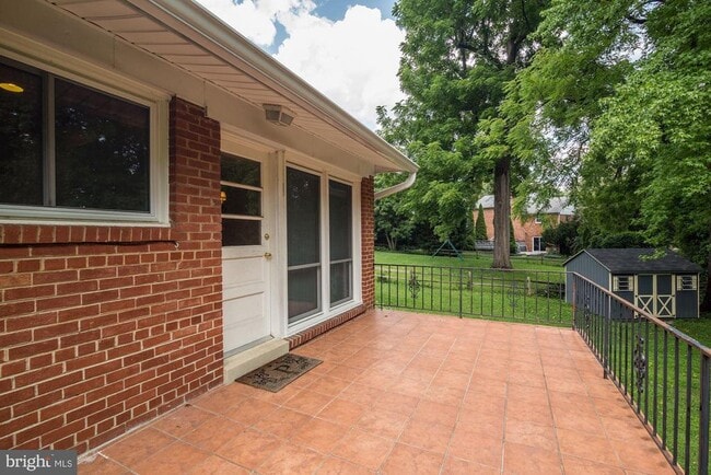 Building Photo - 6520 Lone Oak Ct