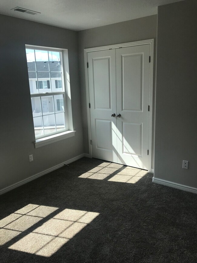 Building Photo - Newer Provo Townhome!