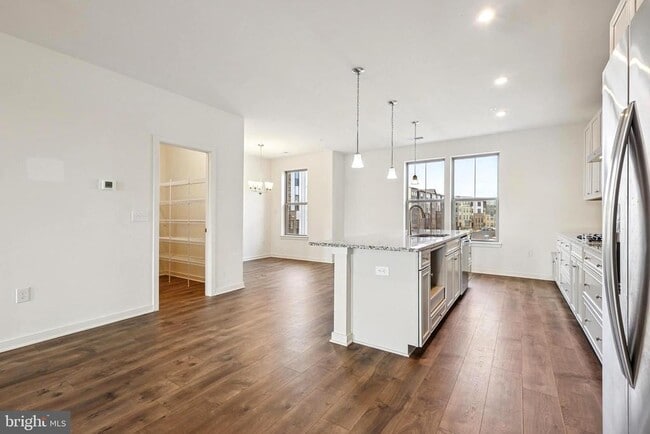 Building Photo - 46007 Woodpecker Sq