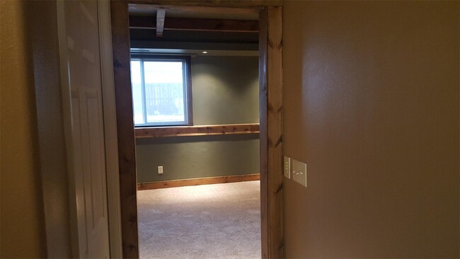 Building Photo - 902 Happy Ln