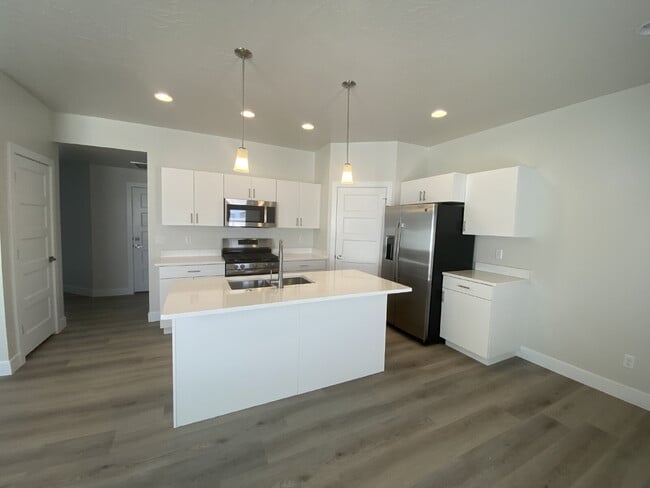 Building Photo - 4134 Baywood Dr