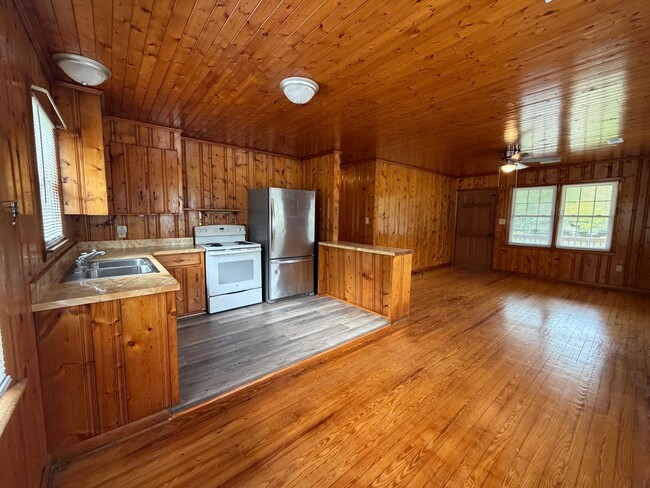 Building Photo - 646 Mill Creek Rd