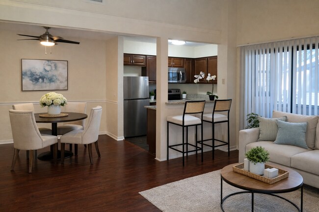 Building Photo - Beautiful Remodeled Winter Park 2/2 Condo for Rent in Front of Full Sail.