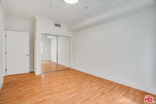 Building Photo - 2335 S Bentley Ave