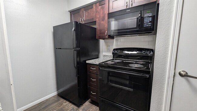 Building Photo - 5711 Sugar Hill Dr