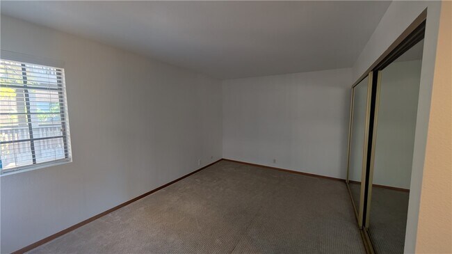 Building Photo - 8860 Villa La Jolla Dr
