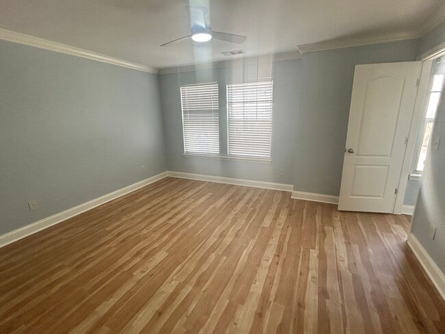 Building Photo - Two master suites - Super Location - Must See!