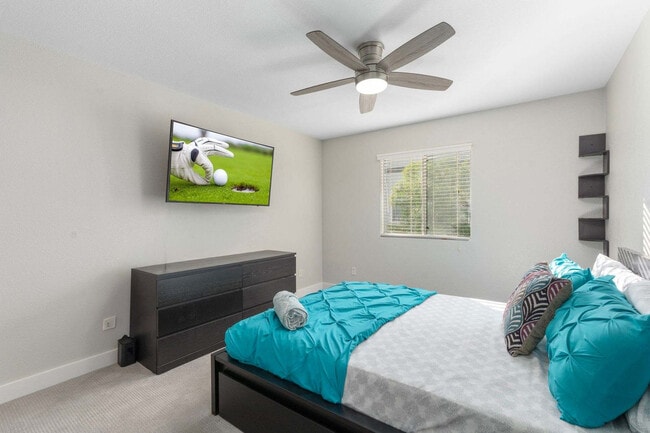 Building Photo - 740 W Elm St