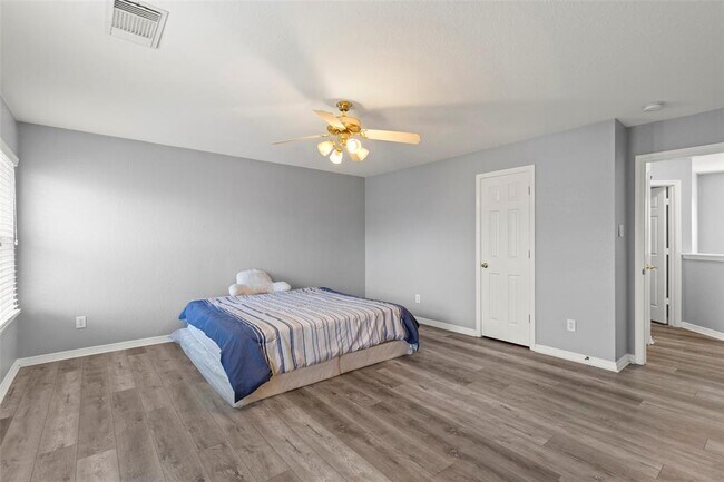 Building Photo - 4427 Village View Dr