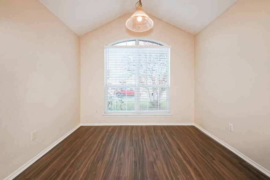 Building Photo - 1011 Caliente Dr