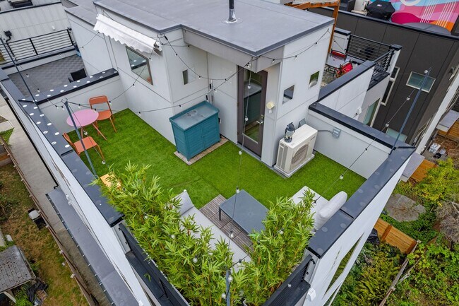 Building Photo - Ballard Townhouse, 2bed/2bath, Roof Top Deck