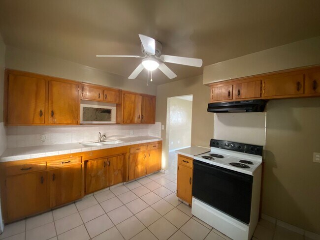 Building Photo - 210 E Harding Ave