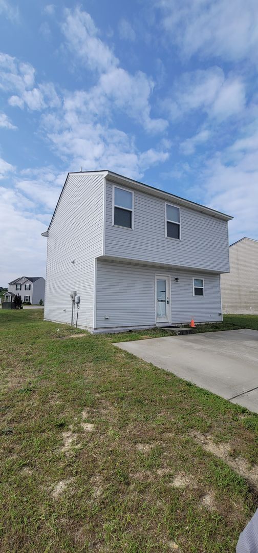 Building Photo - Two-Story, 3 Bedroom, 2.5 Bath Home Located in Established Neighborhood- Near Campbell University