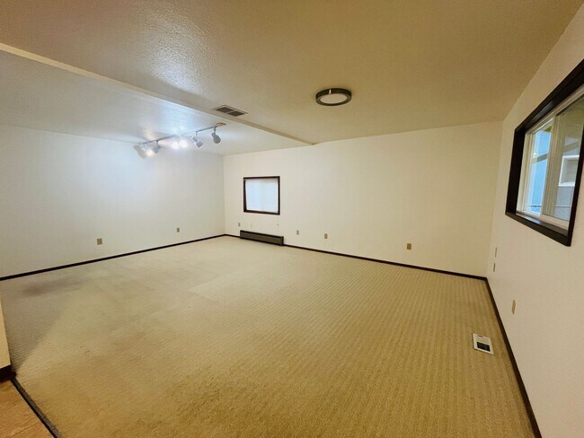 Building Photo - Charming One-Level Home in Garden Home — Near Washington Square & Trader Joe’s! Landscaping Inclu...