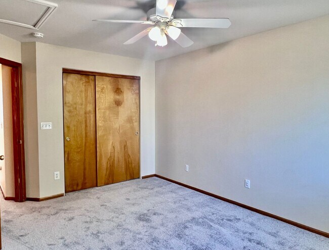 Building Photo - Wonderful 5 Bed/4 Bath Home Located on Qui...
