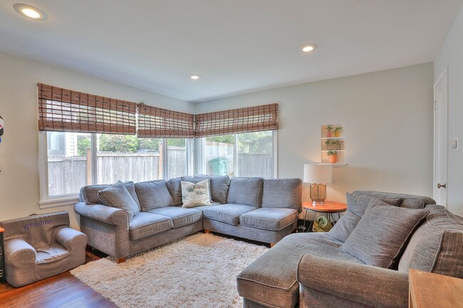 Primary Photo - Beautiful 3 Bedroom home in desirable Ball...