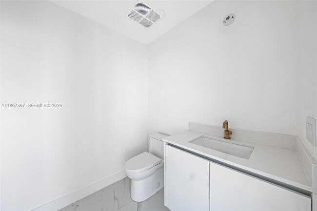 Building Photo - 700 NE 24th St