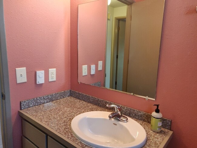 Building Photo - NW Bend 3x2 single-story hidden gem with huge fenced yard!