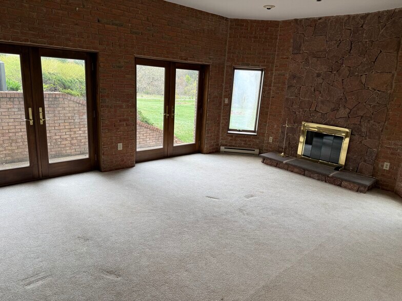 Living Room - 18020 Edwards Ferry Rd