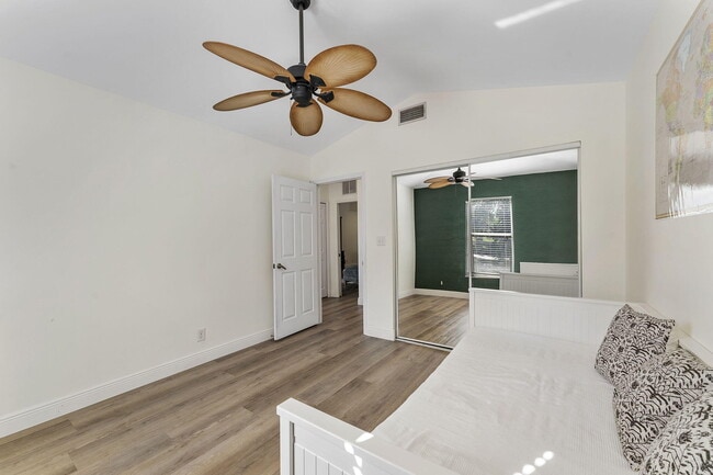 Building Photo - 107 Meadowlands Dr