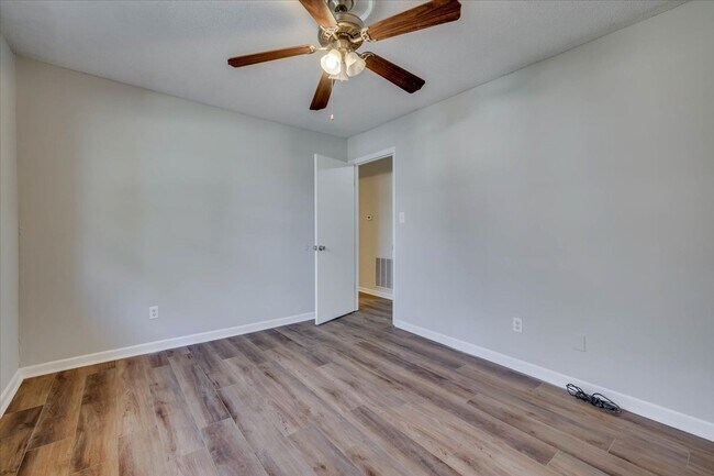 Building Photo - 3 Bed/2Bath home with garage, sunroom, and shed in Martinez