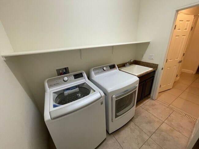 Building Photo - Carry Over Showing: This property has been...