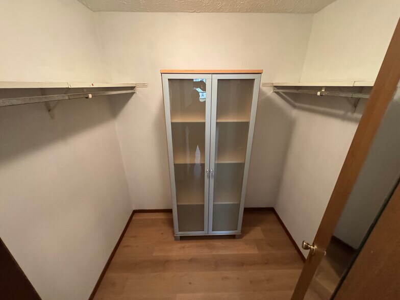 Building Photo - 545 Mentor Ave