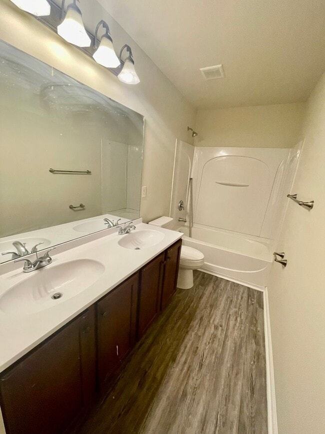 Building Photo - Stunning 5-bedroom, 2.5-bathroom home | Lo...