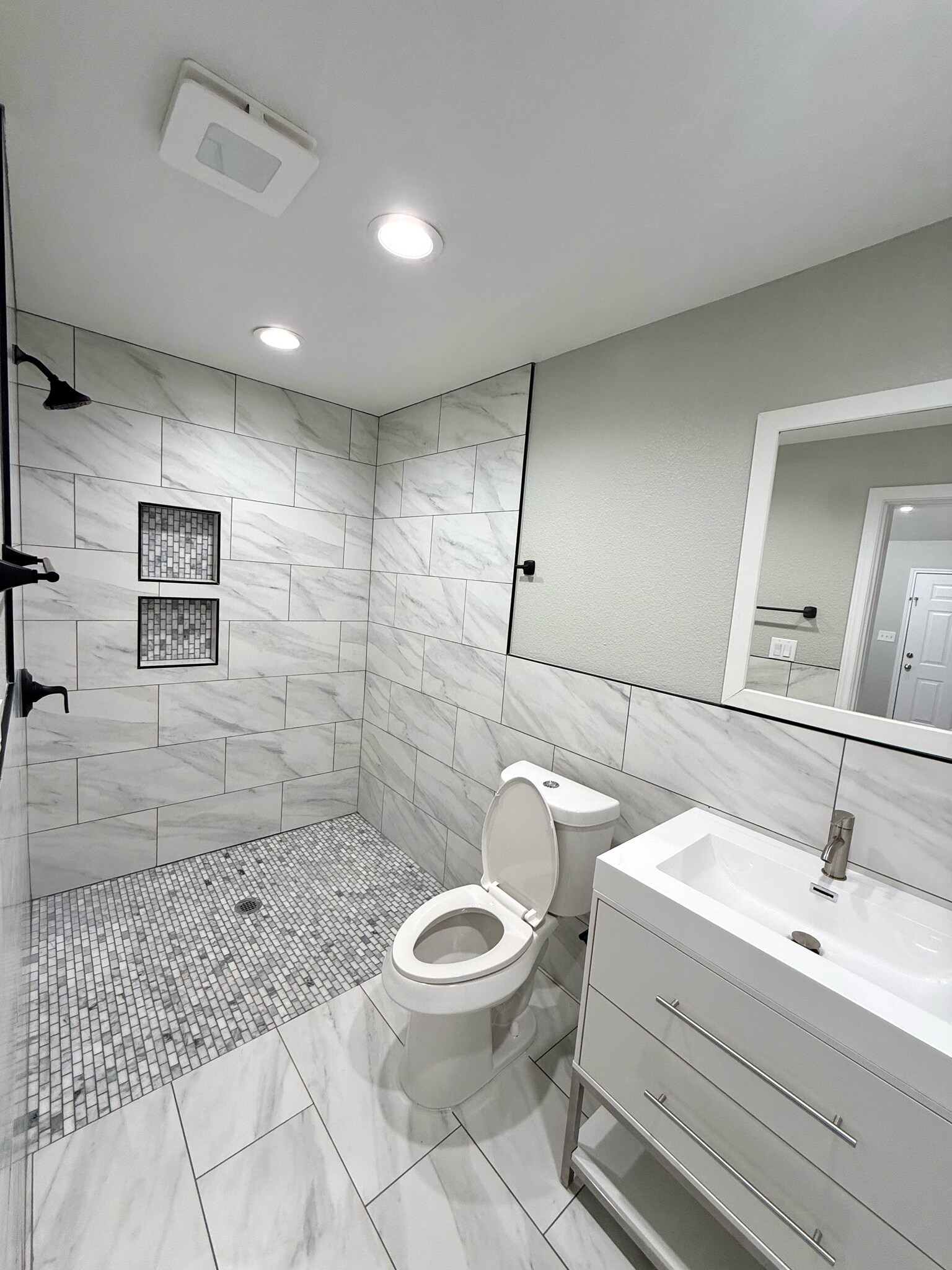 Updated bathroom - 1005 Horizon Park Blvd