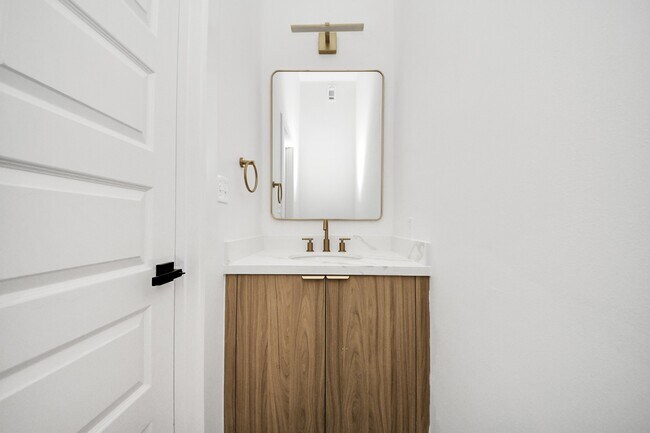 Building Photo - 1216 D E 34th St