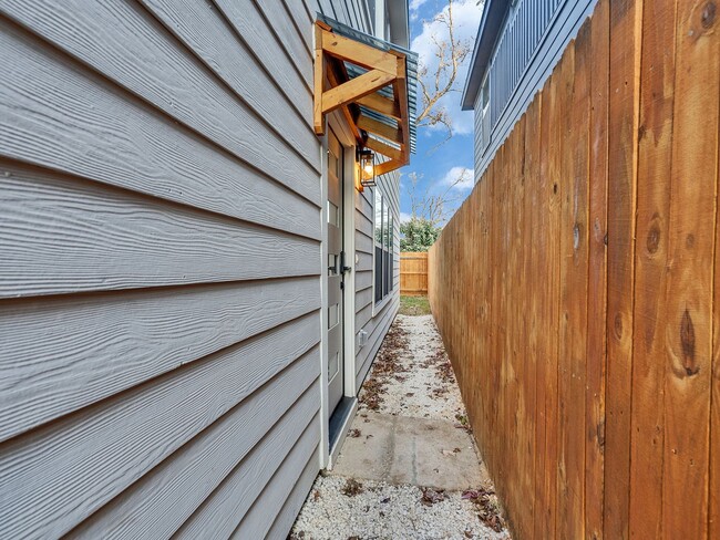 Building Photo - ? 3 Bed / 2.5 Bath Duplex – Spacious & Move-In Ready! ?