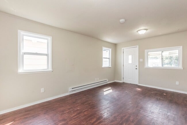 Building Photo - Affordable 1 Bedroom House