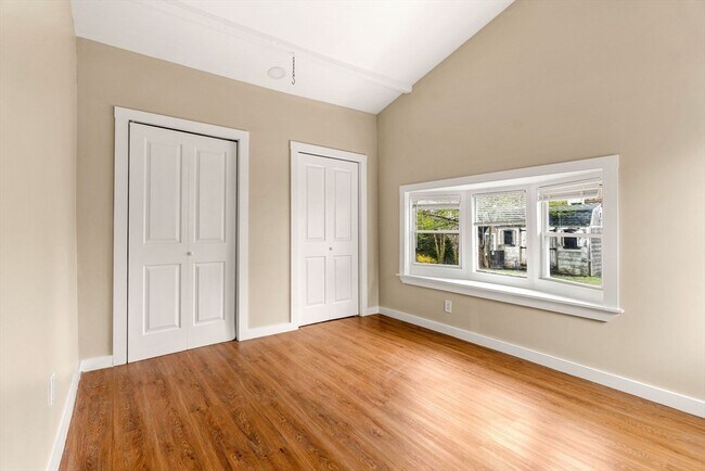 Building Photo - 9 Maple Cir