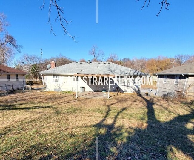 Building Photo - Very Nice Home in South KCMO-Available NOW!!