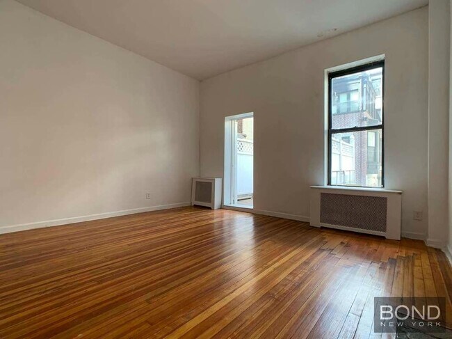 Building Photo - 228 E 89th St