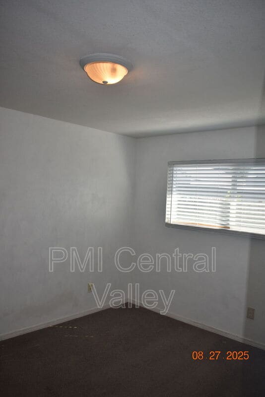 Building Photo - 119 E Grove St