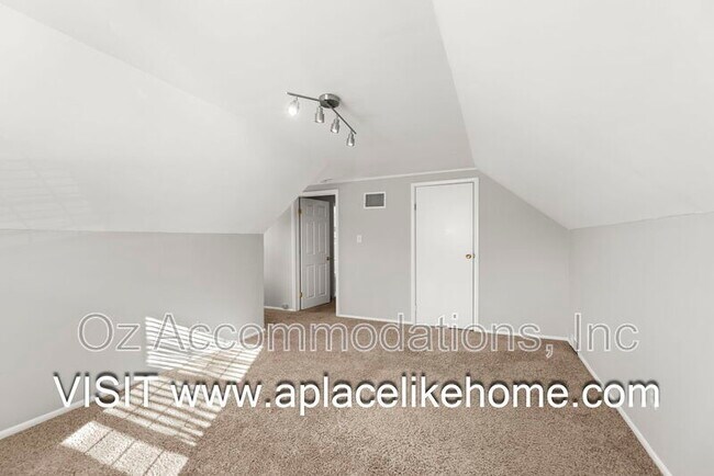 Building Photo - 7404 Village Dr