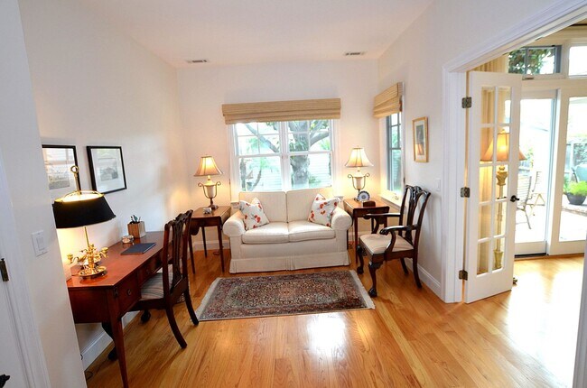 Building Photo - Charming Vacation Home, Furnished 4Bd/3.5Ba Home